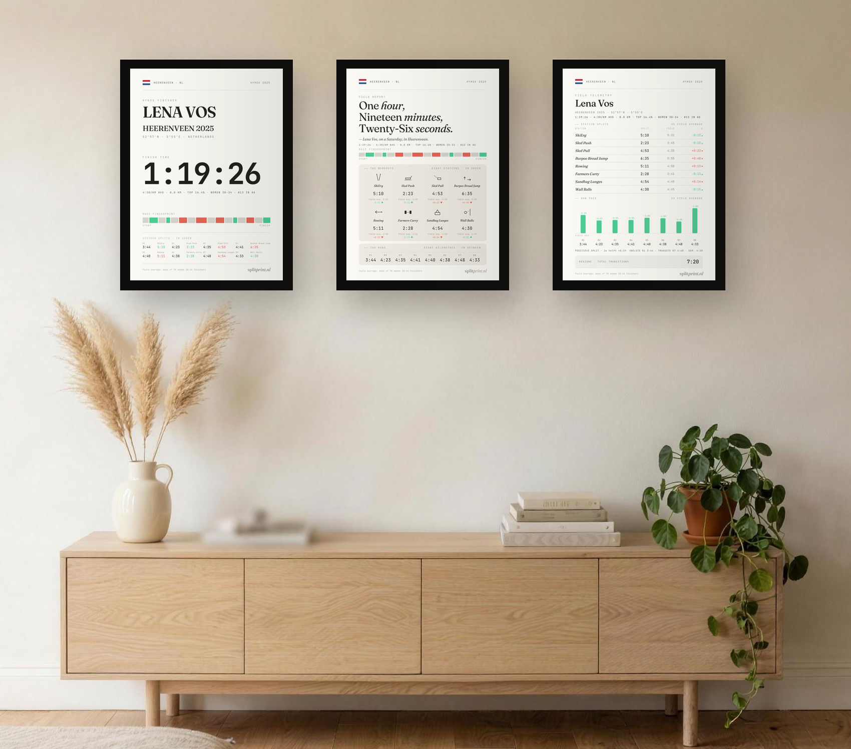 Drie Splitprint race-artefacten als galeriemuur boven een dressoir in een lichte woonkamer